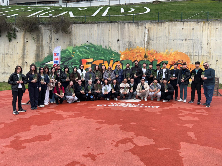 Gençler hem geleneği hem adrenalini İstanbul Etnopark'ta yaşadı